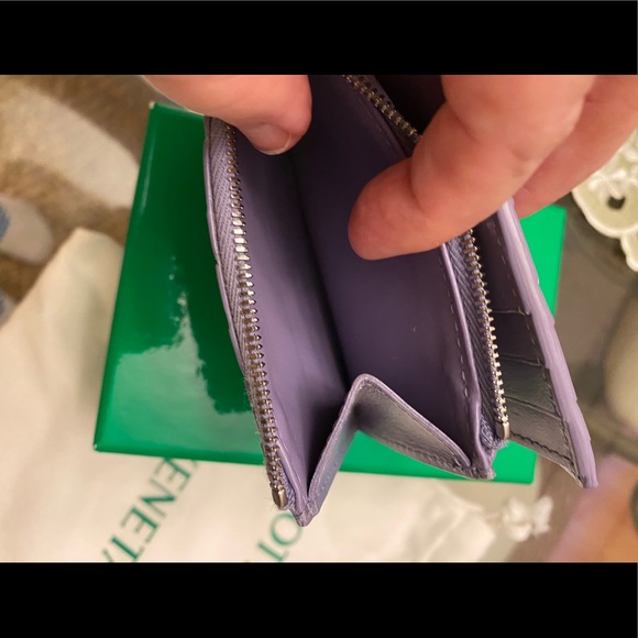 Excellent condition ~ Bottega Veneta Bifold Zip Wallet in Lavender. - Picture 10 of 13